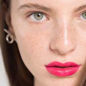 An award-winning satin lipstick that is powered by organic UMF 15+ Manuka honey, shea butter, and avocado to keep lips feeling moisturized and soothed.
