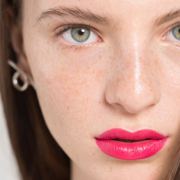 An award-winning satin lipstick that is powered by organic UMF 15+ Manuka honey, shea butter, and avocado to keep lips feeling moisturized and soothed.