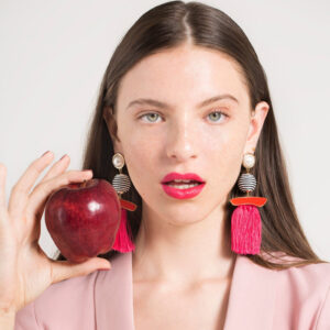 An award-winning satin lipstick that is powered by organic UMF 15+ Manuka honey, shea butter, and avocado to keep lips feeling moisturized and soothed.