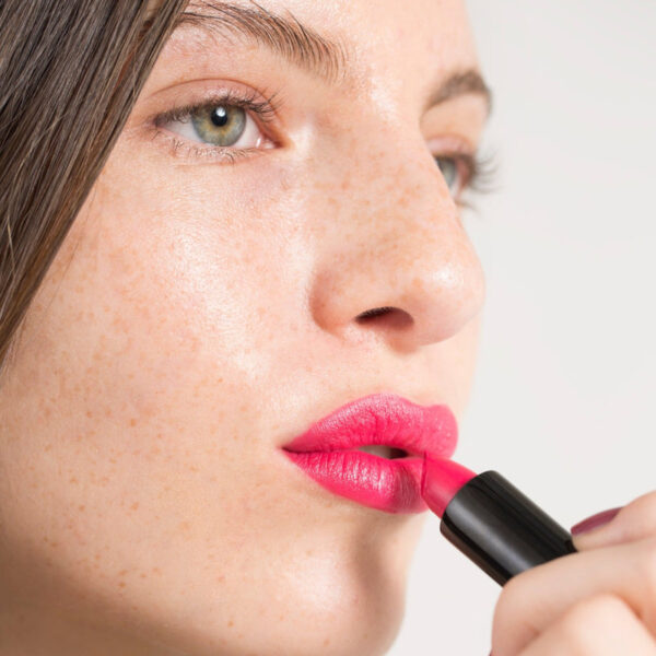 An award-winning satin lipstick that is powered by organic UMF 15+ Manuka honey, shea butter, and avocado to keep lips feeling moisturized and soothed.
