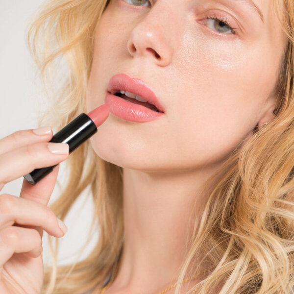 An award-winning satin lipstick that is powered by organic UMF 15+ Manuka honey, shea butter, and avocado to keep lips feeling moisturized and soothed.