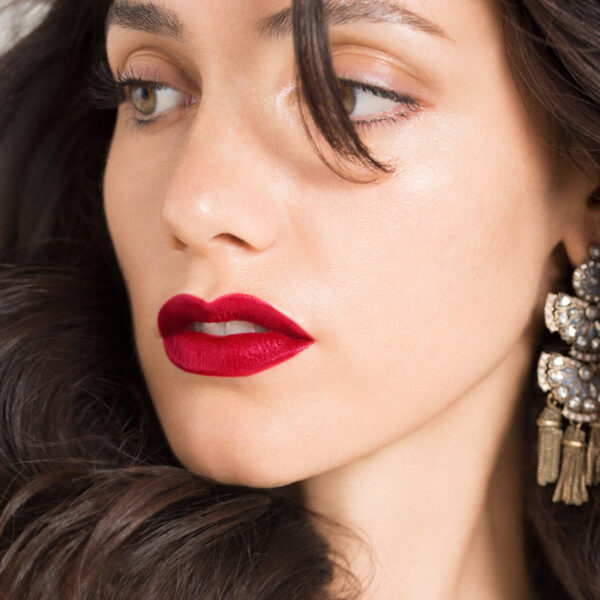 An award-winning satin lipstick that is powered by organic UMF 15+ Manuka honey, shea butter, and avocado to keep lips feeling moisturized and soothed.