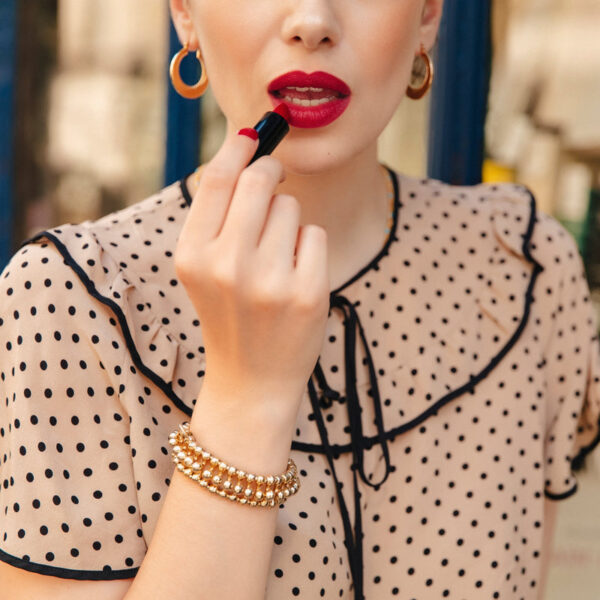 An award-winning satin lipstick that is powered by organic UMF 15+ Manuka honey, shea butter, and avocado to keep lips feeling moisturized and soothed.