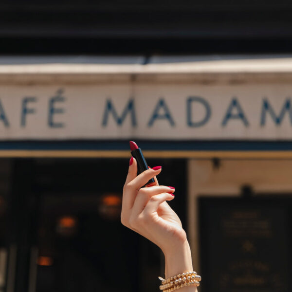 An award-winning satin lipstick that is powered by organic UMF 15+ Manuka honey, shea butter, and avocado to keep lips feeling moisturized and soothed.