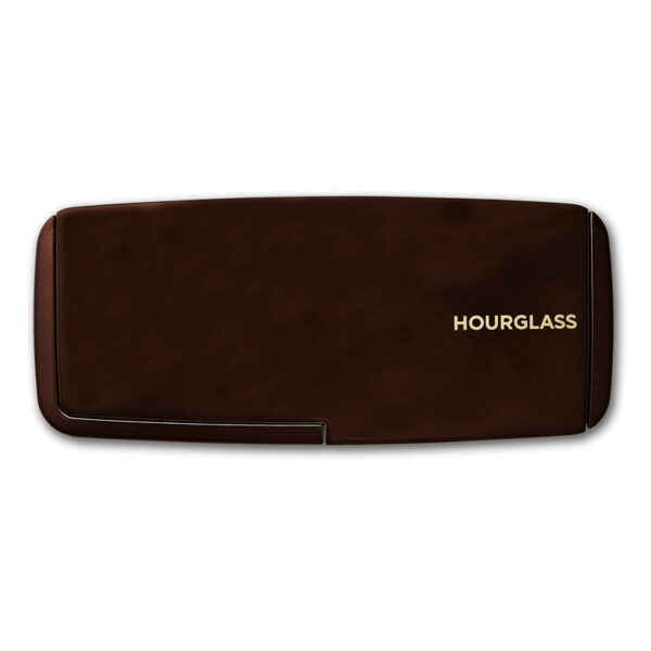 A high-tech palette featuring three finishing powders for a seamless, multidimensional glow.