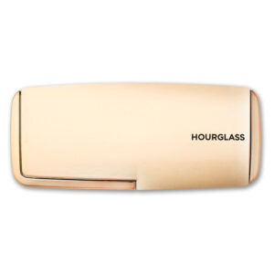 A high-tech palette featuring three finishing powders for a seamless, multidimensional glow.