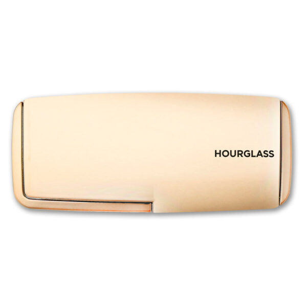 A high-tech palette featuring three finishing powders for a seamless, multidimensional glow.