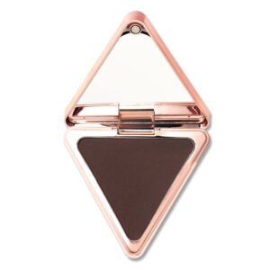 A buildable and velvety matte bronzer that sculpts, defines, and livens up the complexion.