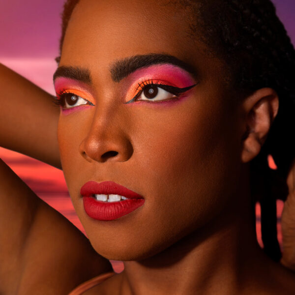Channel the rich sunset hues of summer with this new 15 shade palette, comprised of 11 matte and 4 shimmer finishes.