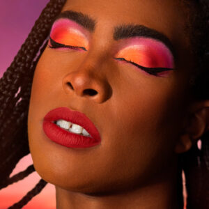 Channel the rich sunset hues of summer with this new 15 shade palette, comprised of 11 matte and 4 shimmer finishes.