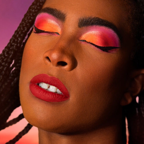 Channel the rich sunset hues of summer with this new 15 shade palette, comprised of 11 matte and 4 shimmer finishes.