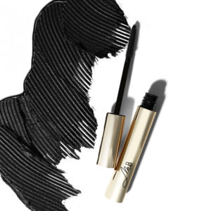 A lightweight vegan mascara that uses algae extract to thicken and lengthen lashes over time. Natural, buildable, comfortable wear.