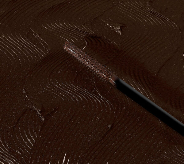 A lightweight vegan mascara that uses algae extract to thicken and lengthen lashes over time. Natural, buildable, comfortable wear.