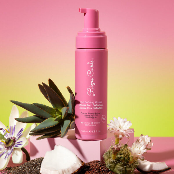 This lightweight styling foam controls frizz, boosts shine, and enhances your hair’s natural texture.